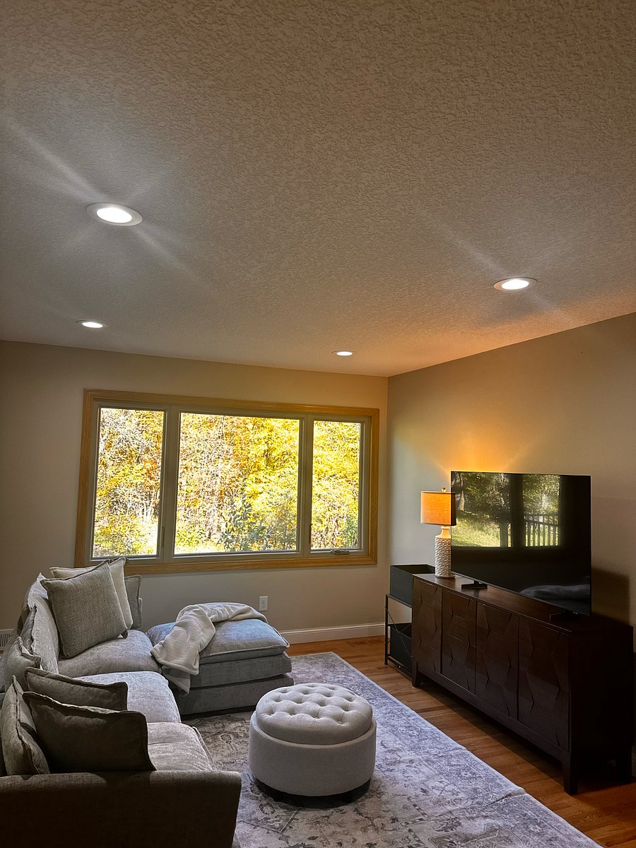 Upstairs Shared living room with beautiful views of wildlife and park like setting.