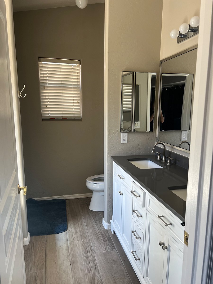 Master bedroom private bathroom 