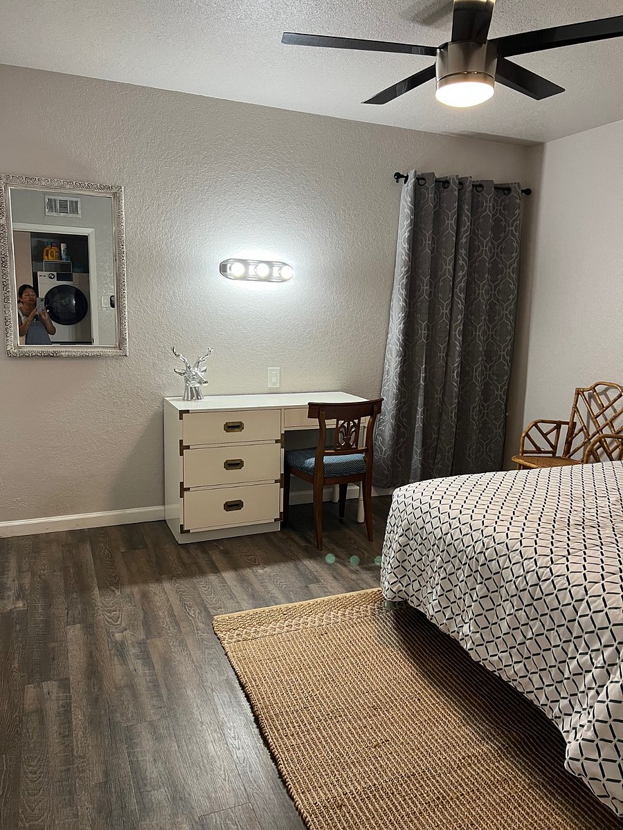 Desk to place laptop