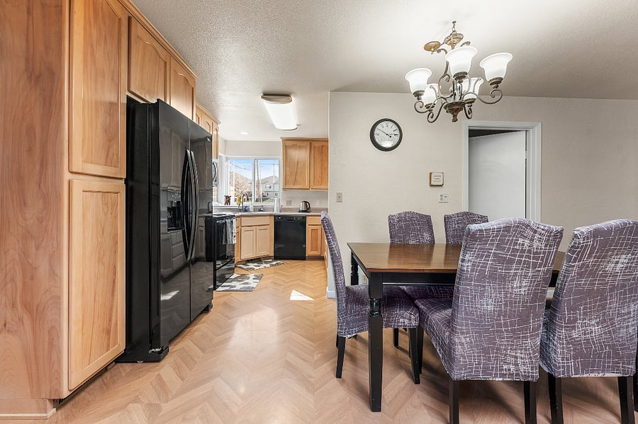 Dining Area & Kitchen