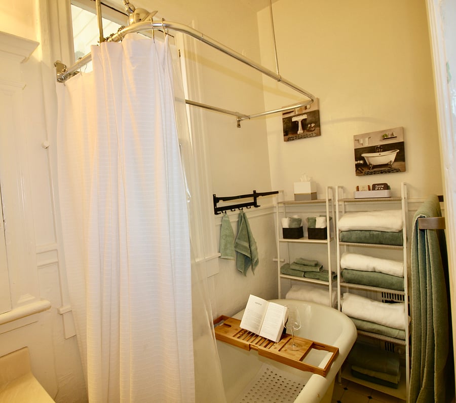 Bathroom with Tub-Shower