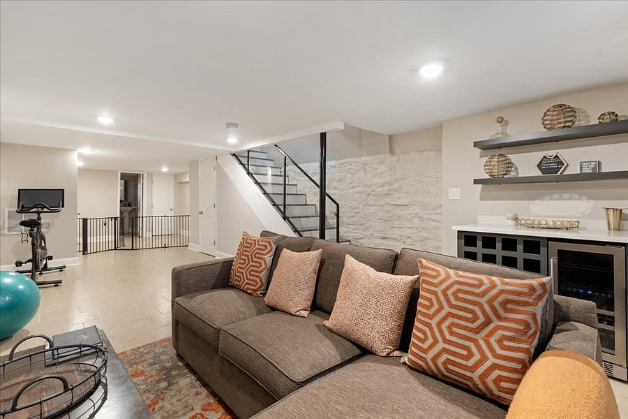 Lower level living with full bath what more could you ask for?