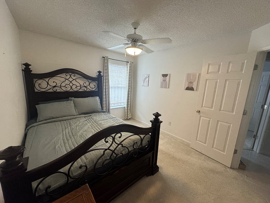 Queen size bed. Shared bath with outher bedroom 