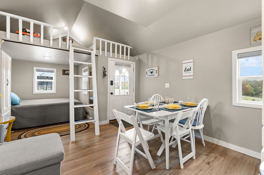 Expandable table seats 5 to 6 people