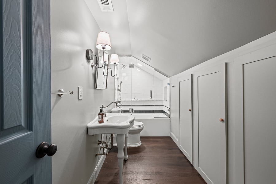 Upstairs full bathroom with tub/ shower