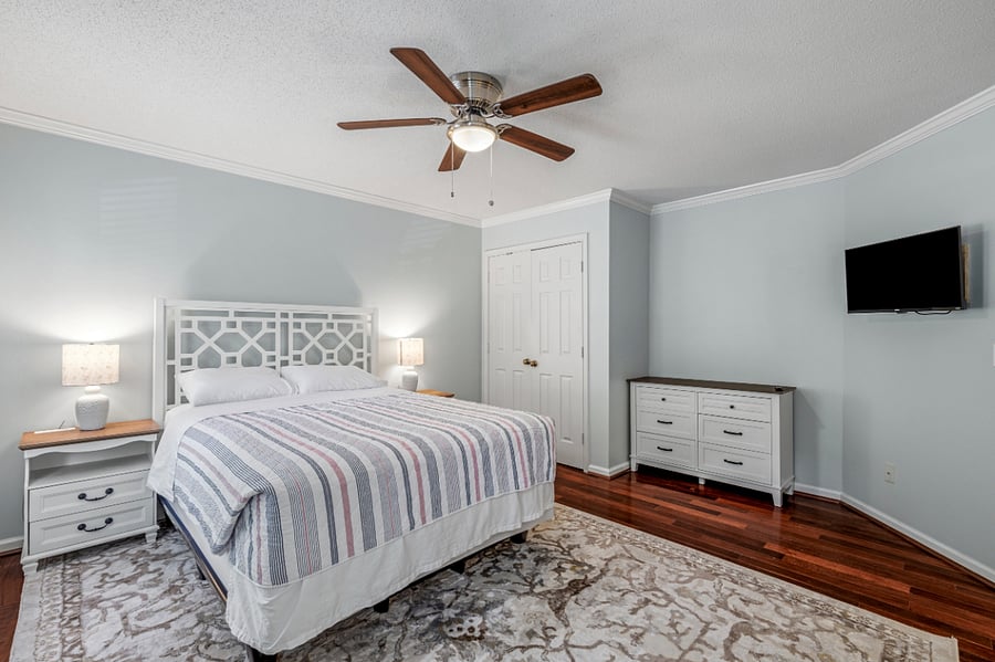 Main Floor Suite. Queen Bed