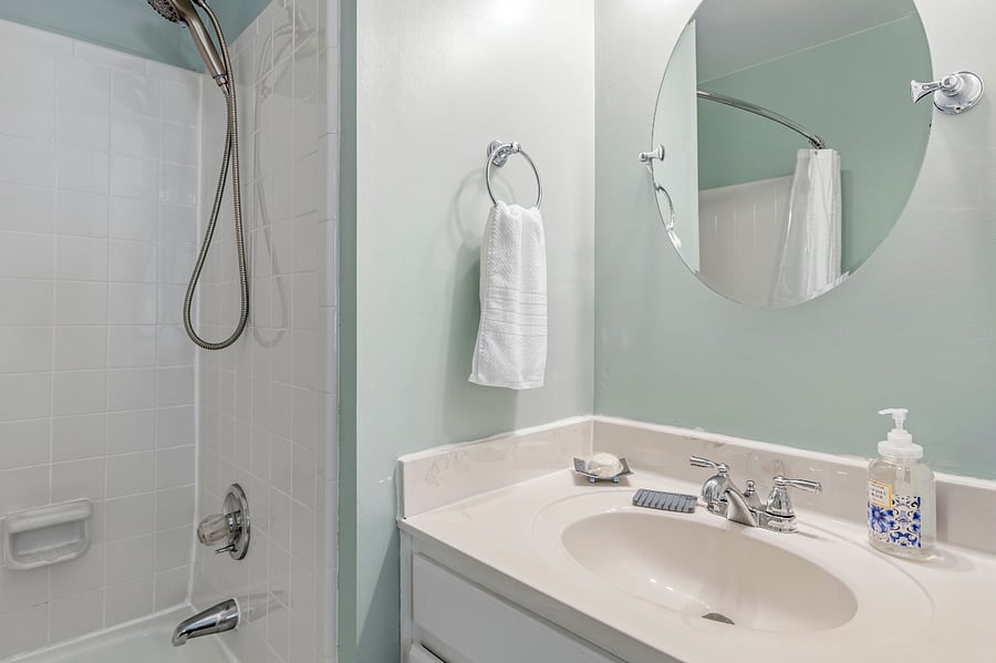 2nd Floor Green Suite Private Bathroom