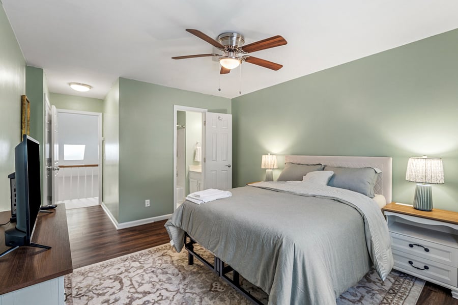 2nd Floor Green Suite. Full Bed