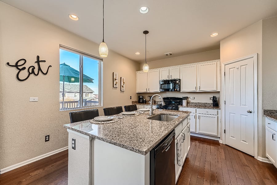 Fully Equipt Kitchen with Breakfast Nook