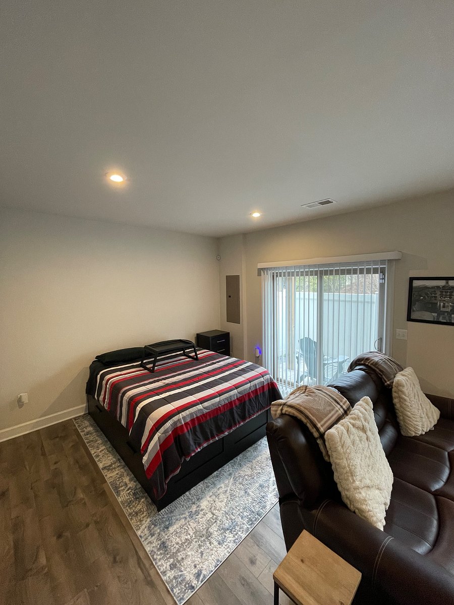 Spacious "studio" style layout with private sitting area and sleeping area. Private access to furnished enclosed patio.