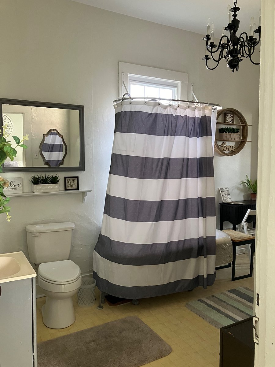 Bathroomclaw foot tub. W shower surround curtain..
Door to front bedroom and to living room
