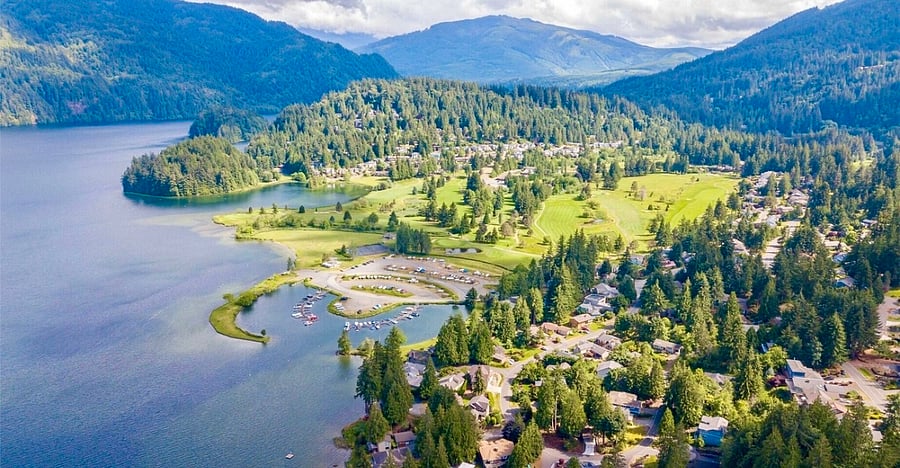 Enjoy the community to offer, golf, marine 