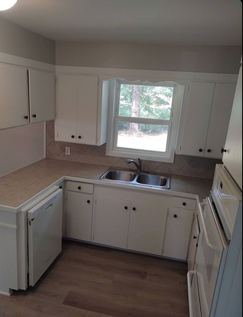 New stove and dishwasher since this photo was taken.