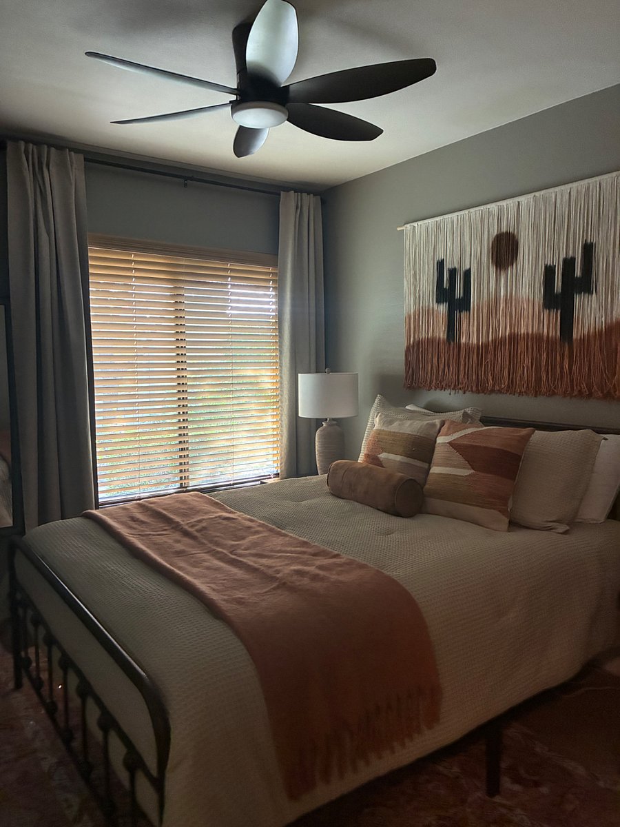 Guest bedroom, queen