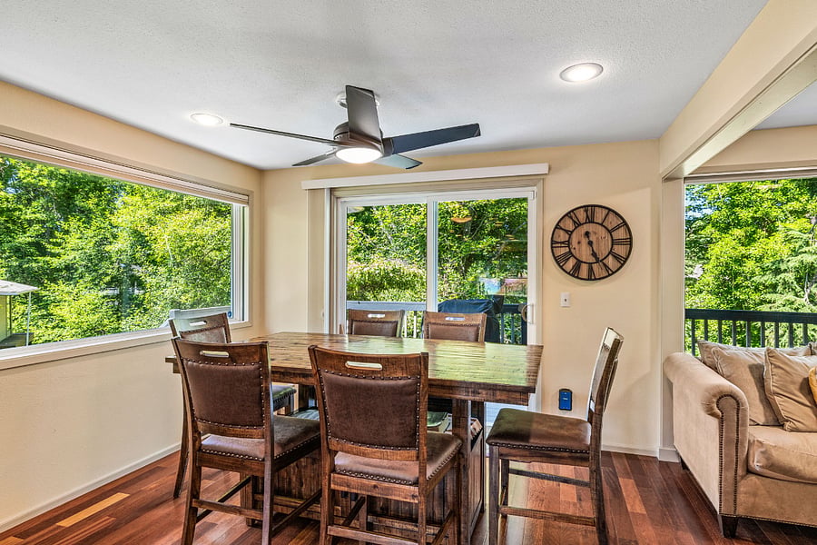 Dining area next to kitchen 