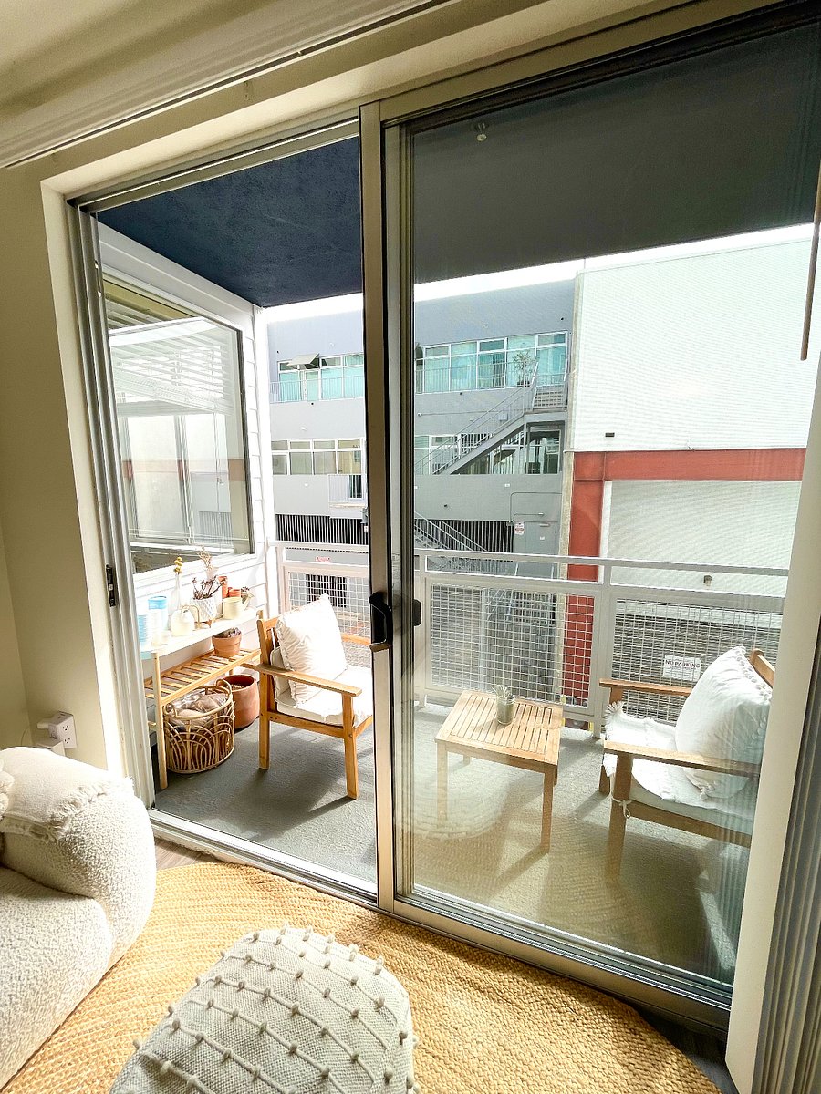 balcony (very sunny)
