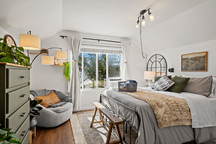 Private upstairs bedroom with new queen mattress/mattress topper, blackout curtains, full length mirror, small safe, keypad lock on door