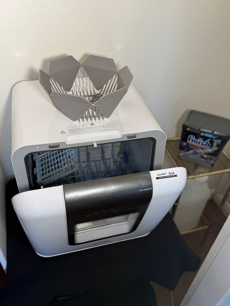 Personal small Comfee dishwasher in upstairs private lounge