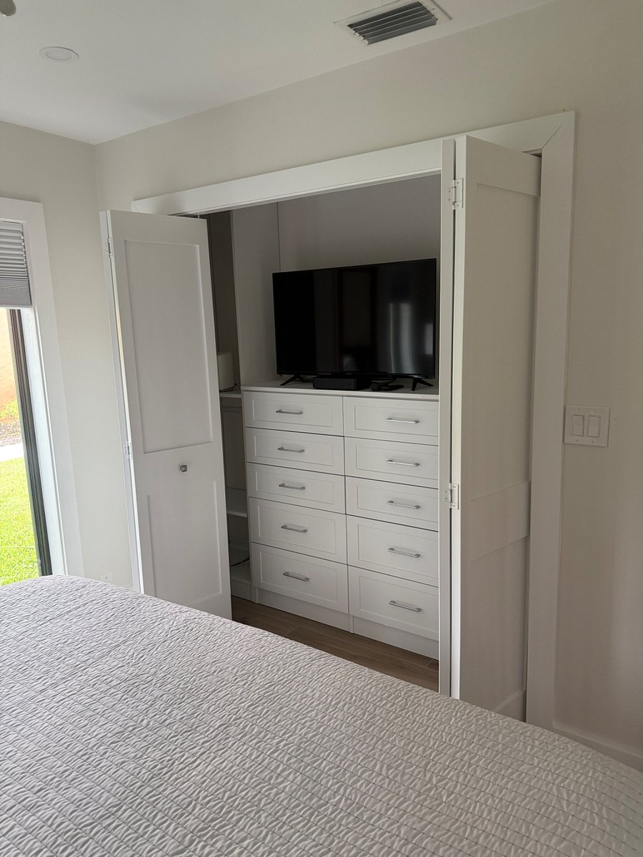 Guest bedroom 2 closet