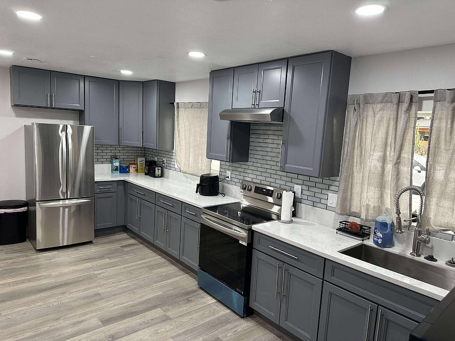 FULL KITCHEN
