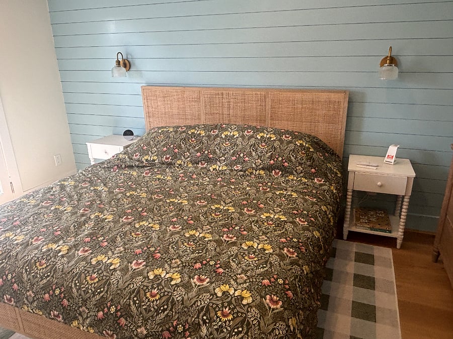 Guest room with King bed
