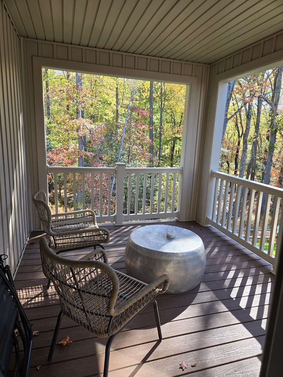 Enjoy morning coffee on the quiet deck. The scenery is beautiful during the Autumn season. 