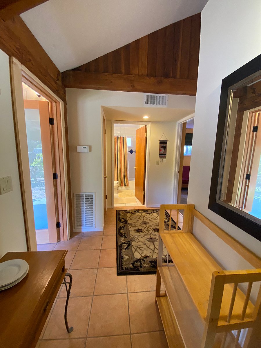 Foyer/entry private tenant space