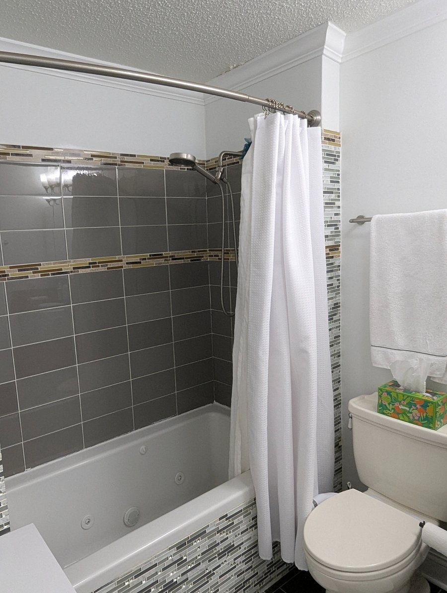 Jet bathtub and shower