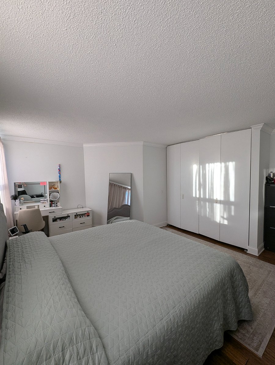 Bedroom w/ king bed