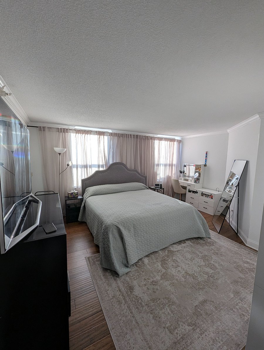 Bedroom w/ king bed