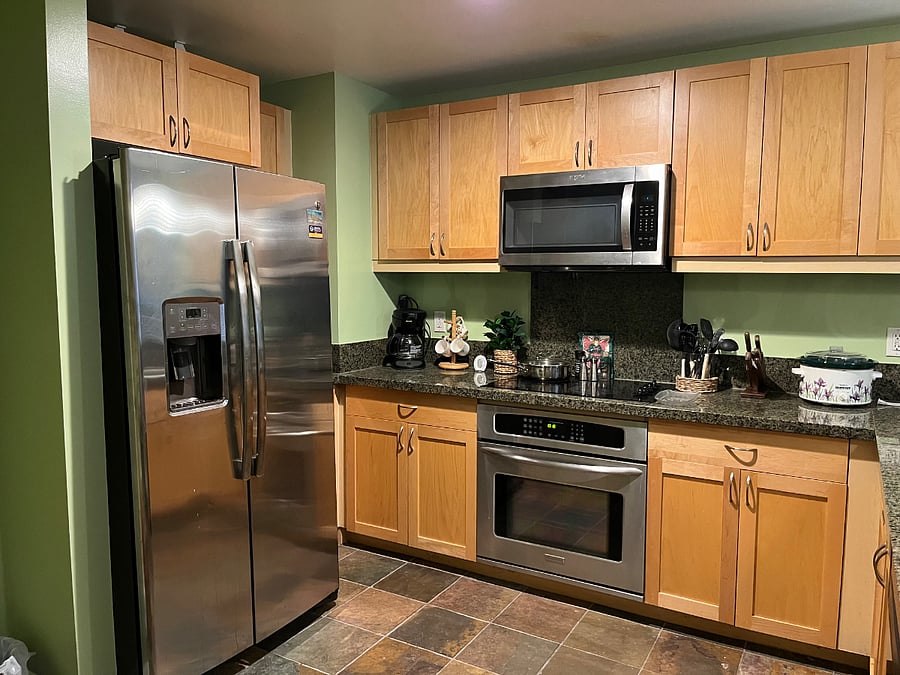 Microwave, refrigerator, and garbage disposal recently replaced. Dishwasher and all small appliances for a COMPLETE full-size kitchen.