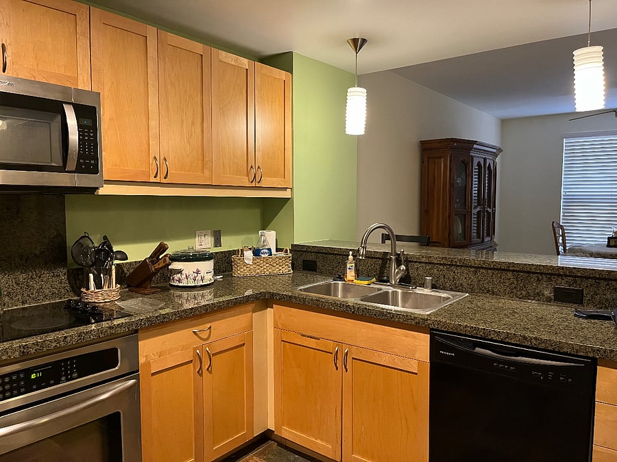Fully-equipped modern kitchen, bar seating for 2-4,