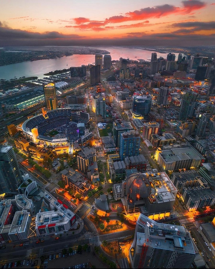 Petco and unlimited entertainment, restaurants, and gorgeous San Diego bay ALL nearby!