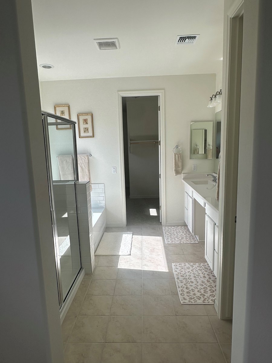 Masters Bath with Shower and Bath Tub