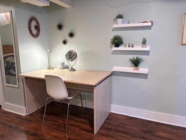 Cute desk and super-fast wifi!