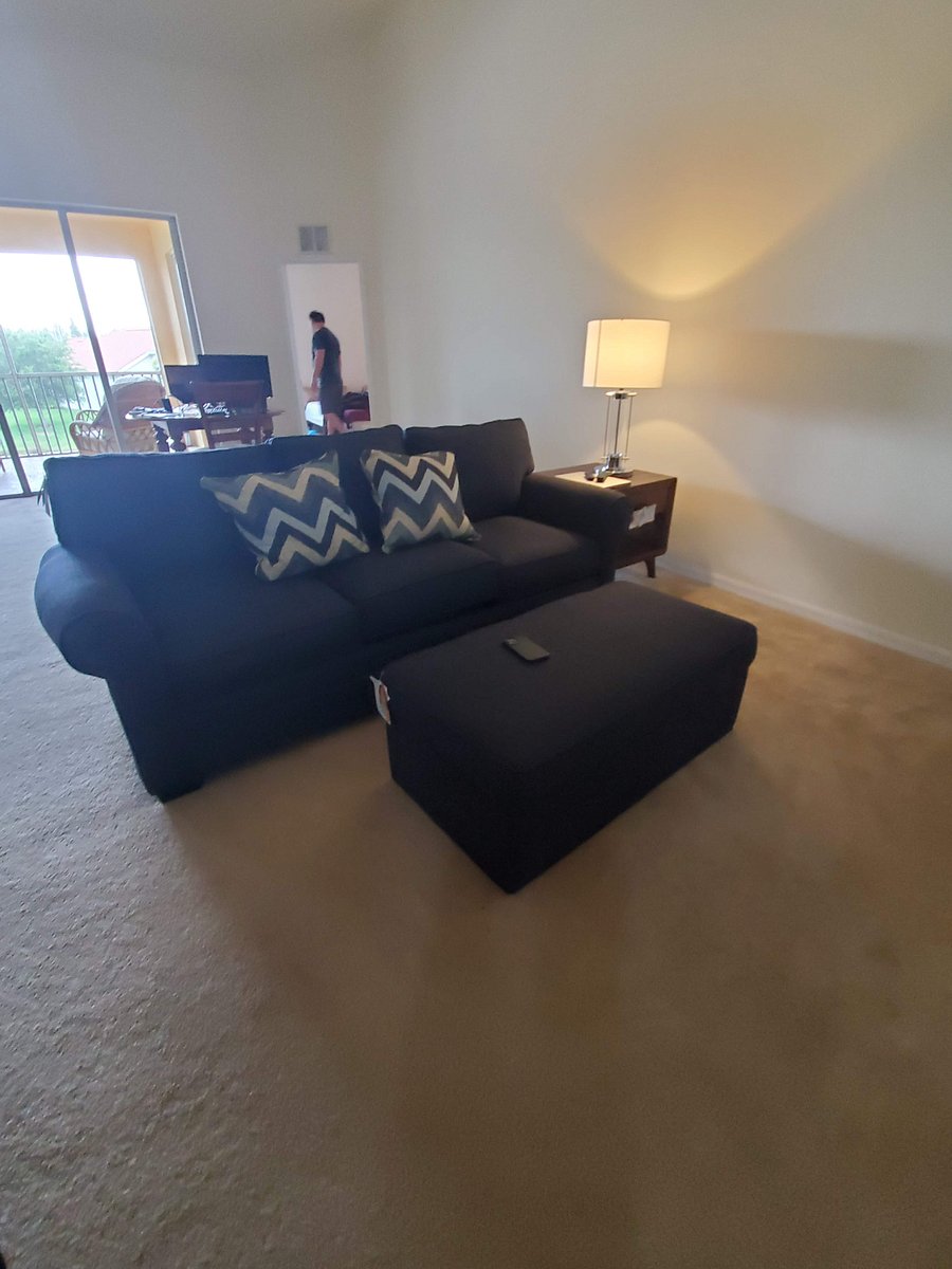 Living room
Queen sleeper sofa