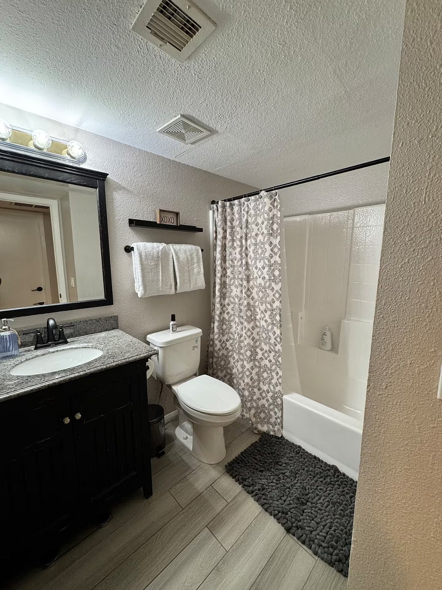 Guest / hallway bathroom