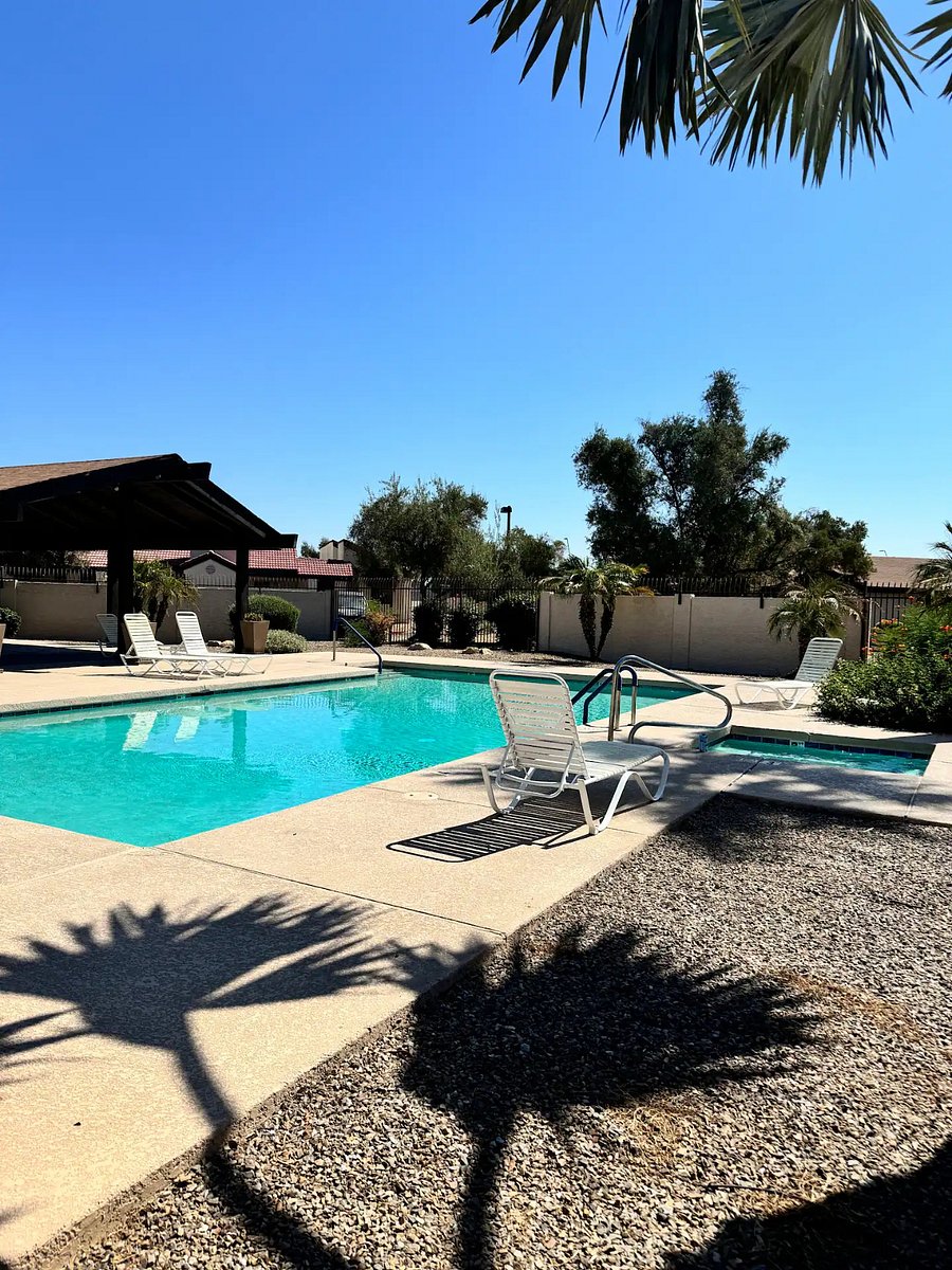 Community pool & hot tub