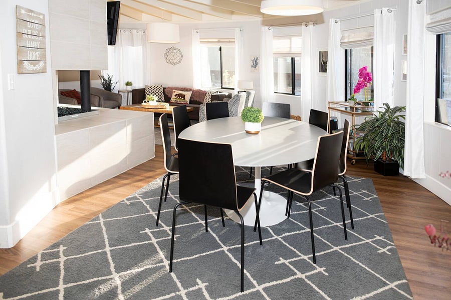 Dinning room seats 8