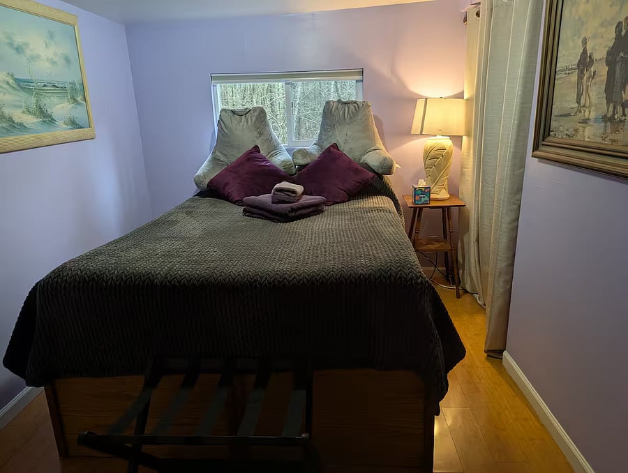 Bedroom with ensuite 3/4 bath