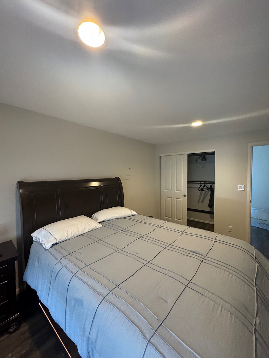Master with queen bed