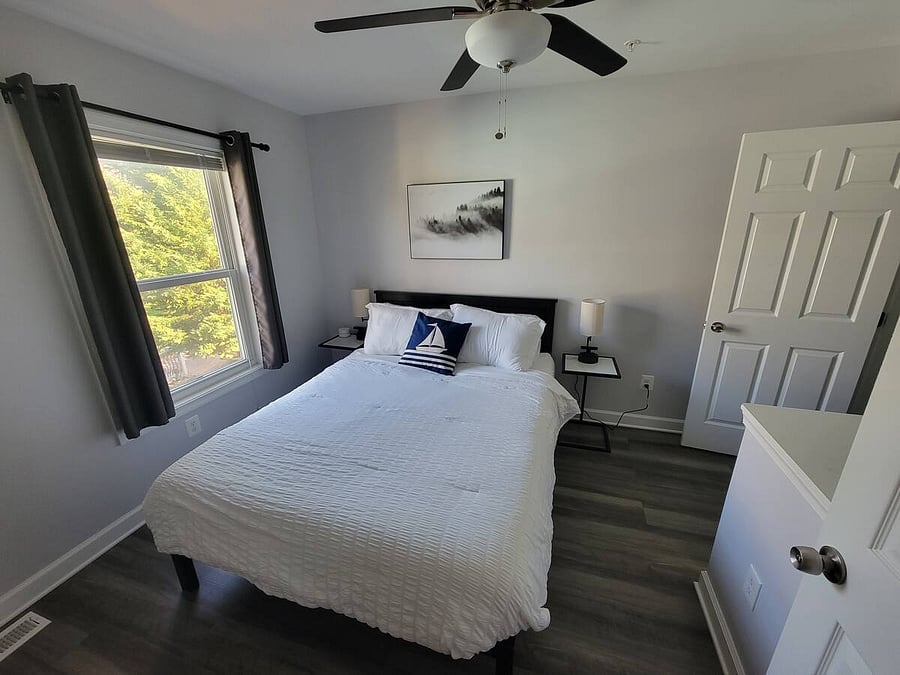 Queen size bed in 2nd bedroom