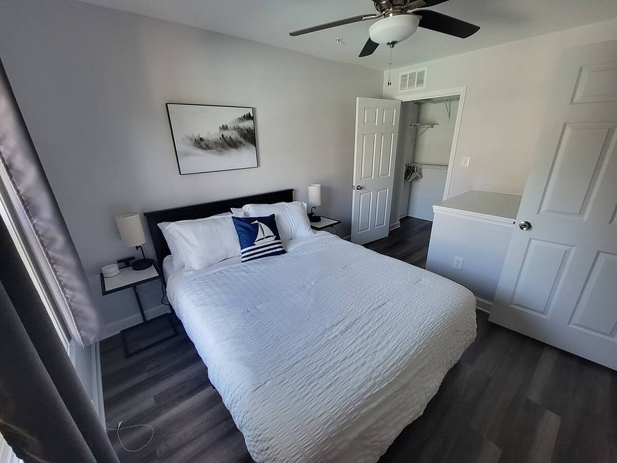 Queen size bed in 2nd bedroom