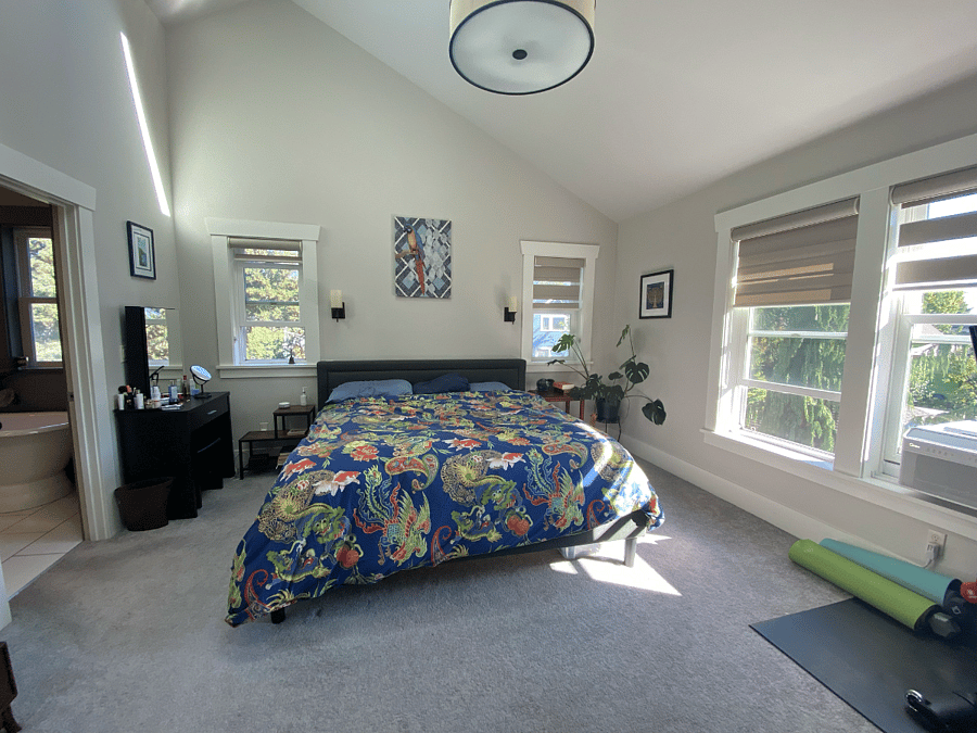 Master bedroom, en suite bathroom