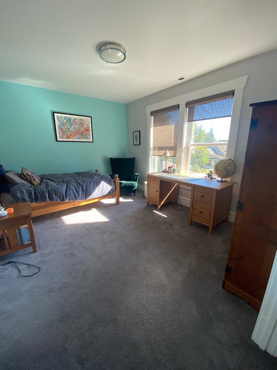 3rd bedroom, desk and sitting chair