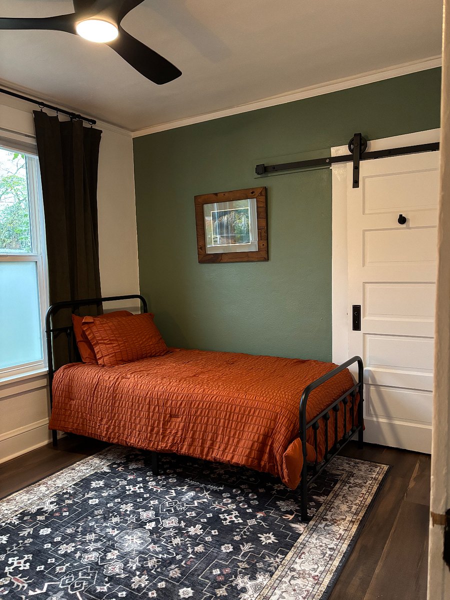 2nd bedroom w/desk