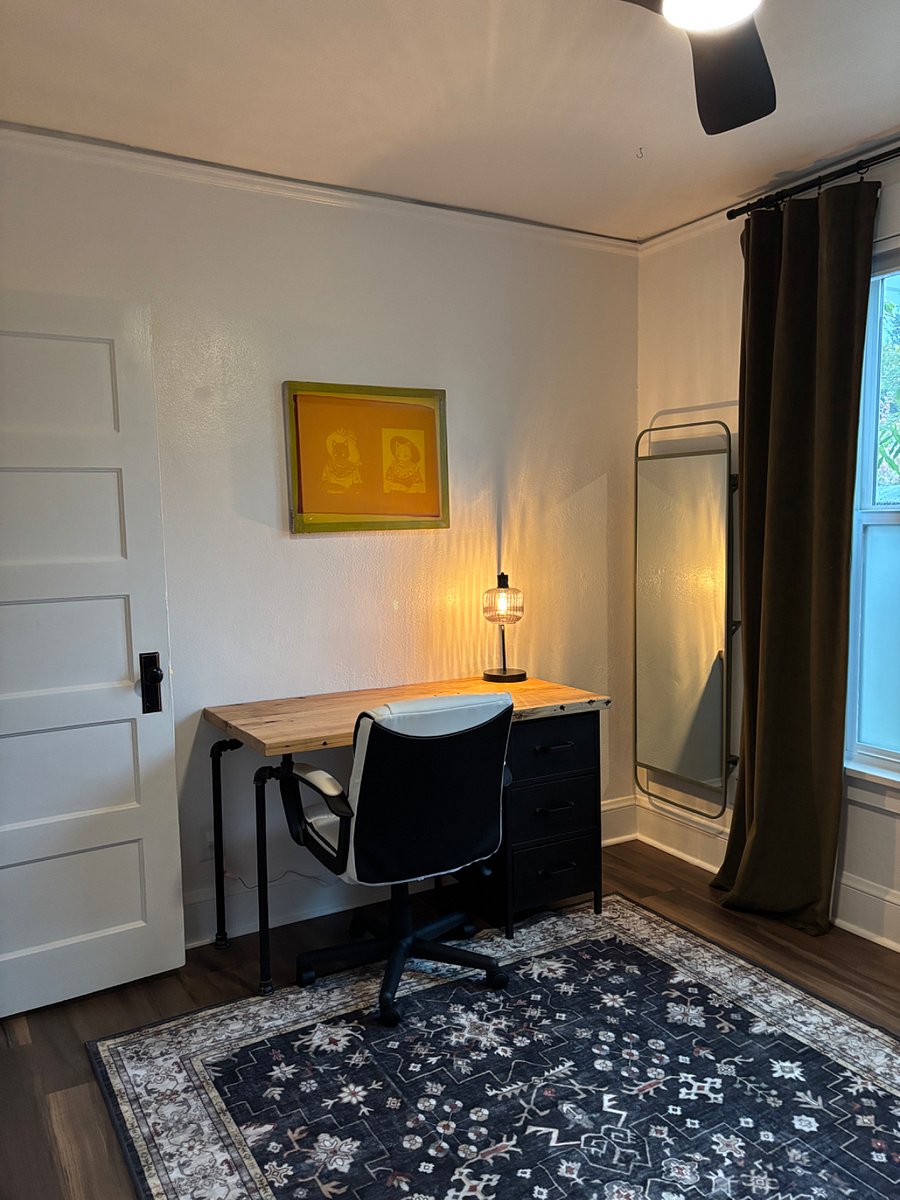 2nd bedroom w/desk