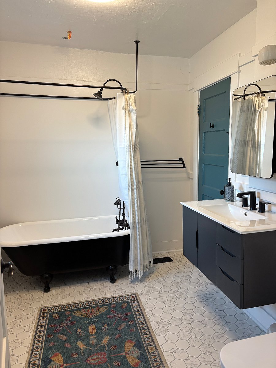 Bathroom with claw tub