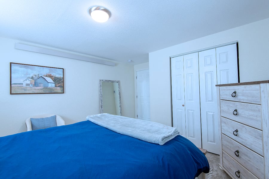 Cozy Larger bedroom - well lit!