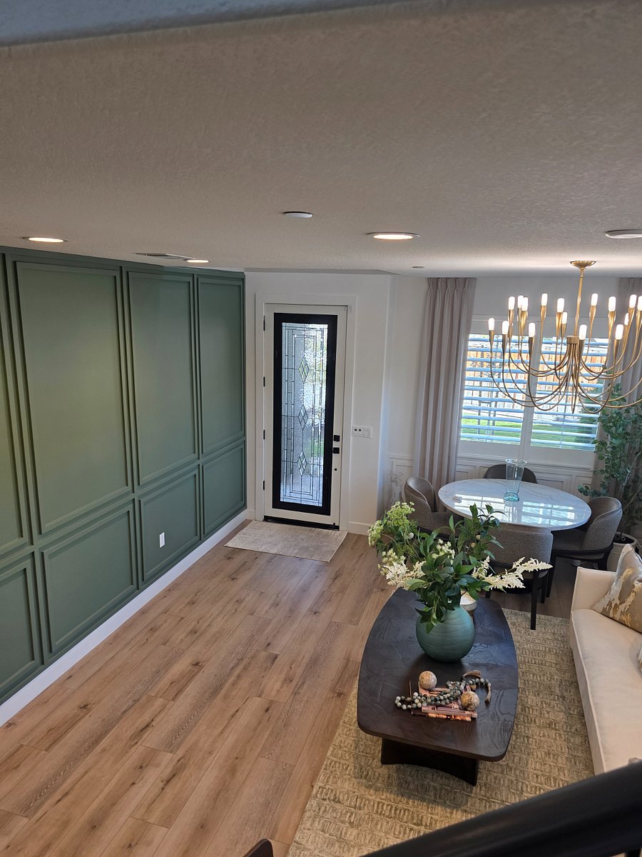 Entrance into the formal dining room.